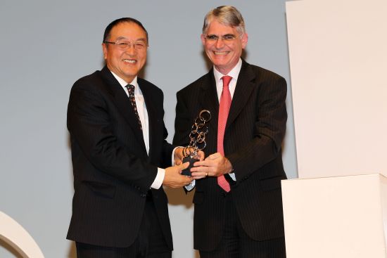 柳傳志接受主辦方頒獎(jiǎng) 