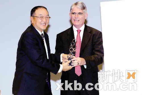 馬威法國公司主席Jean-Luc Decornoy給柳傳志頒獎(jiǎng)