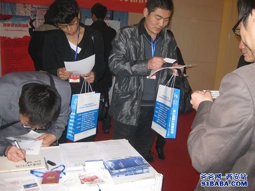 爸爸網(wǎng)展位前簽字所要資料的朋友們