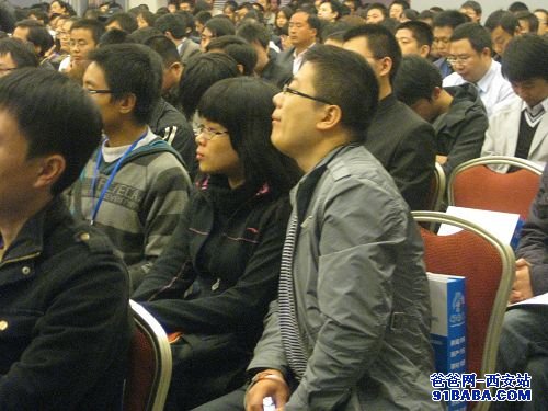 915jia.com 簡(jiǎn)站長(zhǎng)認(rèn)真聽(tīng)講